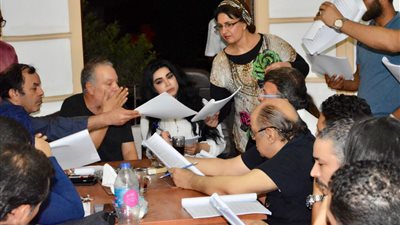 البروفات الأولى لعلاء مرسي وأحمد سلامة ومروى اللبنانية بمسرحية “ع الداون لوود” (صور)