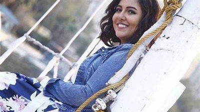 بـ”شعر كيرلي” مي كساب تفاجئ جمهورها وتكشف عن دورها في “اللعبة” (صور)