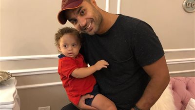 في حب نوح.. كريم فهمي يدعم طفل مصاب بمتلازمة داون (صور)