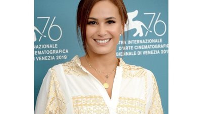 هند صبري تخطف الأنظار على السجادة الحمراء لمهرجان البندقية السينمائي الـ 76 (صور)