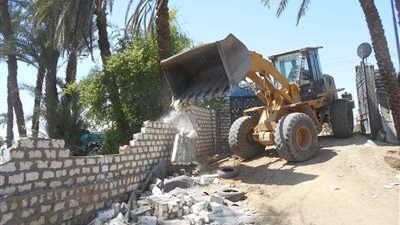 محافظ سوهاج: إزالات فورية لـ 44 حالة تعدي وبناء مخالف خلال أسبوع (صور)