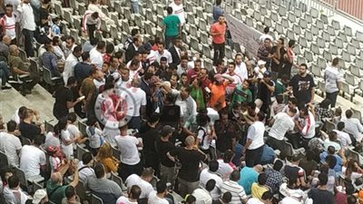 رئيس الزمالك ينفعل على الجماهير في برج العرب.. تعرف على السبب (صور)