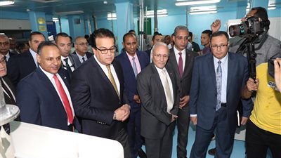 محافظ سوهاج ووزيري الإنتاج الحربي والتعليم العالي يفتتحون أول معمل لتصنيع الألواح الشمسية