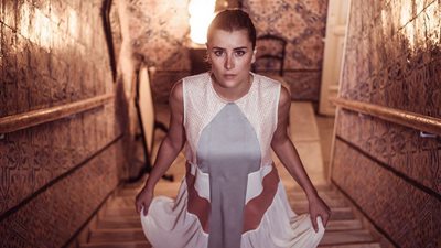 عائشة بن أحمد تواصل إطلالاتها على البحر بـ”بيتش باجي” (صورة)