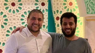 مرتديًا زي نادي ألميريا.. مذيع الشارع يوزع دولارات على المصريين (فيديو)