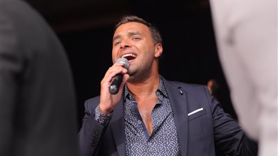 رامي صبري يروج لأغنيته الجديدة “وبقابل ناس” (صورة)