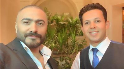 تامر حسني يؤازر شاب يعمل بفندق: “كان نفسي اشتغل ويتر في مطعم وأنا صغير” (صورة)