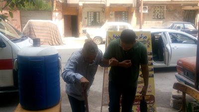 التدخل السريع ينجح في إنقاذ عامل يعيش حياته بسيارة في الشارع (صور)