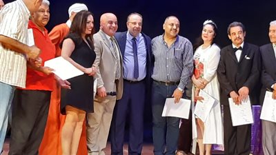 تكريم أسرة مسرحية “بحر الهوى” فى ختام الموسم الصيفى للمسرح (صور)