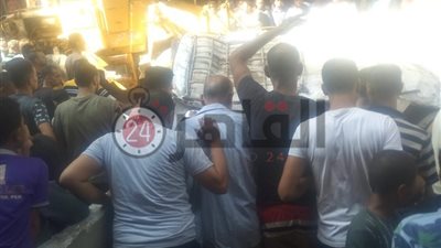 عقب سقوط سيارة.. تكدس مروري أسفل محور صفط اللبن ورجال الإسعاف ينقلون المصابين