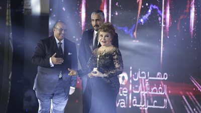 بعد تكريمها في مهرجان الفضائيات العربية.. نشاط مكثف لـ صفية العمري