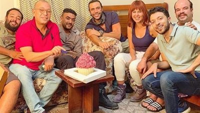 أسرة “لص بغداد” تحتفل بميلاد محمد إمام وياسمين رئيس وأحمد خالد موسى في يوم واحد (صورة)