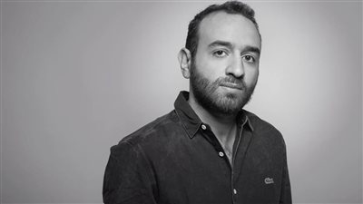 عمرو سلامة يسخر من كلاشيه “آية قرآنية” بمشهد محذوف من فيلم “لامؤاخذة” (فيديو)