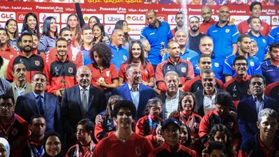 الخطيب والمجلس الأحمر يلتقط صورة تذكارية مع أبطال الأهلي