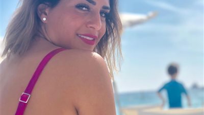 مصمم أزياء عن إطلالات منة فضالي الأخيرة: “بتلبس مايوهات أطفال” (صور)