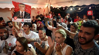 أنصار المرشح نبيل القروى يحتفلون بتقدمه فى الانتخابات التونسية