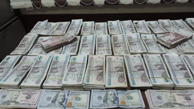 ضبط تشكيل عصابي يتاجر في النقد الأجبني وبحوذته مئات الآلاف من العملات