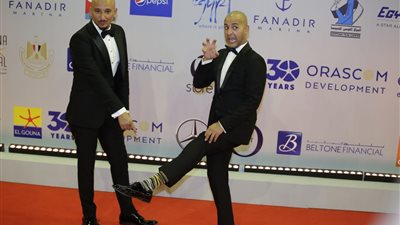 شاهد| ظهور كوميدي لشادي ألفونس وخالد منصور على الريد كاربت بمهرجان الجونة (صور)