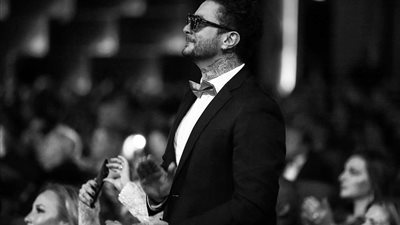 أحمد الفيشاوى يقف باكيا بعد عرض أغنية تضمنت مشاهد لوالده بمهرجان الجونة