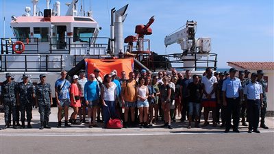 القوات البحرية تنجح في إنقاذ يخت يحمل سائحين من الغرق بالبحر الأحمر