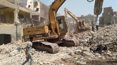 محافظة القاهرة تستكمل أعمال الهدم بمنطقة المدابغ خلف سور مجرى العيون (صور)