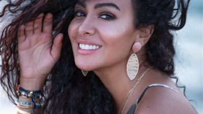 ميريهان حسين تروج لحدوتة “أكدب عليا شوية” بـ”نصيبي وقسمتك 3″ (صورة)