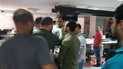 اشتبكوا مع الصحفيين.. “معتصمو جريدة التحرير” يكشفون تفاصيل اقتحام “بودي جاردات” للاعتصام (صور)