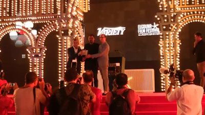 لحظة حصول السوداني صهيب البارئ على جائزة مجلة “فرايتي” بالجونة السينمائي (فيديو)