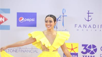 هند عبد الحليم تتشبه بالسندريلا بفستان أصفر خلال عرض فيلم” الفارس والأميرة” (صور)