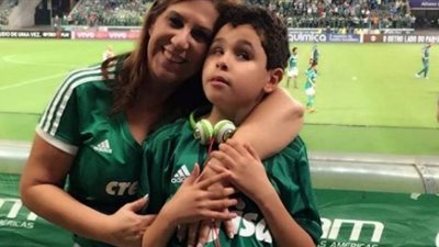 The Best.. ” فيفا” يمنح سيلفيا جريكو وإبنها الكفيف جائزة أفضل مشجع فى العالم