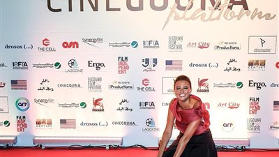 شاهد| بشرى تظهر على الريد كاربت في الجونة السينمائي برفقة قطة (صور)