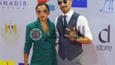 الزوجة الفرفوشة رزق.. شاهد كوميديا أحمد داود وعلا رشدي أثناء عرض “نورا تحلم” (صور)