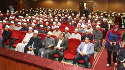 محافظ سوهاج بالندوة التثقيفية لأئمة الأوقاف: تأثير رجال الدين قوي على المجتمع (صور)