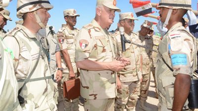 رئيس الأركان يشهد إجراءات تفتيش الحرب لإحدى وحدات المنطقة الجنوبية العسكرية