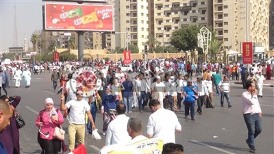 على أنغام “مصر حبيبتي”.. احتشاد الآلاف أمام النصب التذكارى في مدينة نصر لتأييد السيسي (فيديو)