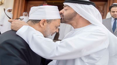 الإمام الأكبر يعزي ولي عهد أبو ظبي هاتفيًا في وفاة خاله