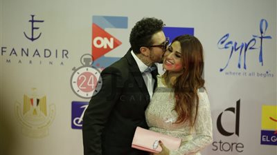 “دونت ميكس”.. أحمد الفيشاوي يُقبل زوجته قبلة ساخنة ويصلي على النبي (فيديو)