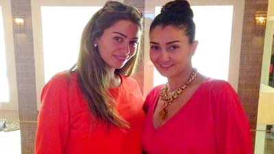 غادة عبد الرازق تظهر مع ابنتها روتانا.. ورانيا يوسف تُعلق: “قمرات” (صورة)