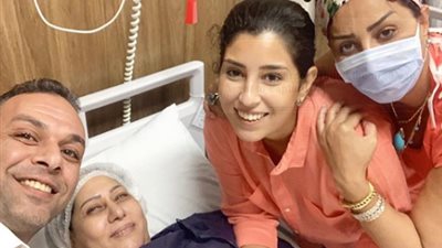 نقل والدة وفاء وآيتن عامر إلى العناية المركزة بعد إجراء عملية خطيرة (صور)