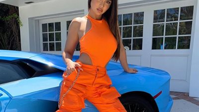 قمر اللبنانية تصدم جمهورها بملابس جريئة (صور)