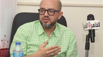 عمر طاهر يكتب: بلاغ ضد وزير الإسكان وساويرس