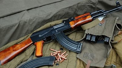 رغم دعوات المنع.. القبض على مواطن يمد السكان بالذخائر لإطلاقها في الأفراح