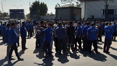 3000 عامل بيونيفرسال يدخلون في اعتصام مفتوح بمصنع الأفران (صور وفيديو)