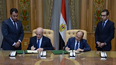 “العصار” و”نصار” يوقعان عقد لإدارة وتشغيل مركز تكنولوجيا دباغة الجلود بالروبيكي