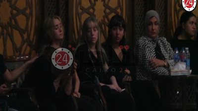 هنا الزاهد وشقيقاتها وأشرف زكي أول الحضور في عزاء طلعت زكريا بالحامدية الشاذلية