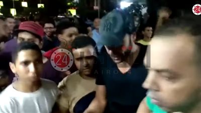 الجمهور يهتف لـ”محمد إمام” خلال حضوره عزاء الفنان طلعت زكريا (فيديو)