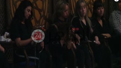 انهيار إيمي طلعت زكريا في عزاء والدها.. وهنا الزاهد تواسيها (فيديو)