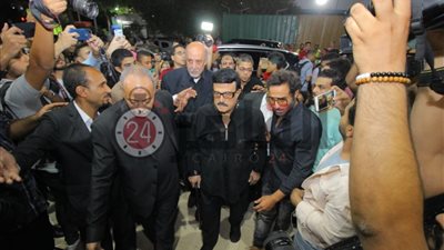 مساعد سمير غانم يحتد على الصحفيين بسبب الزحمة فى عزاء طلعت زكريا (فيديو)