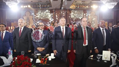 بدء فاعليات احتفالية تسليم درع الدوري للنادي الأهلي بالسلام الوطني (صور)