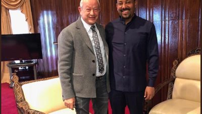 ساويرس لرئيس وزراء إثيوبيا بعد فوزه بجائزة نوبل: حافظ على وعدك (صورة)